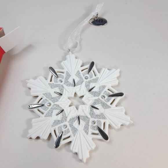 Hallmark 2017 Snowflake Ornament Porcelain white & box Ruth Donikowski Christmas - Picture 5 of 9